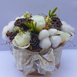 Аранжировка със стръкове памук и цветя