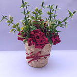 Кошничка със сатенени рози